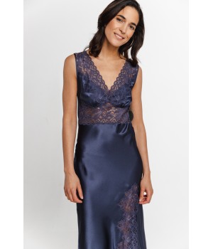 Camisón de satén violeta con pliegue natural